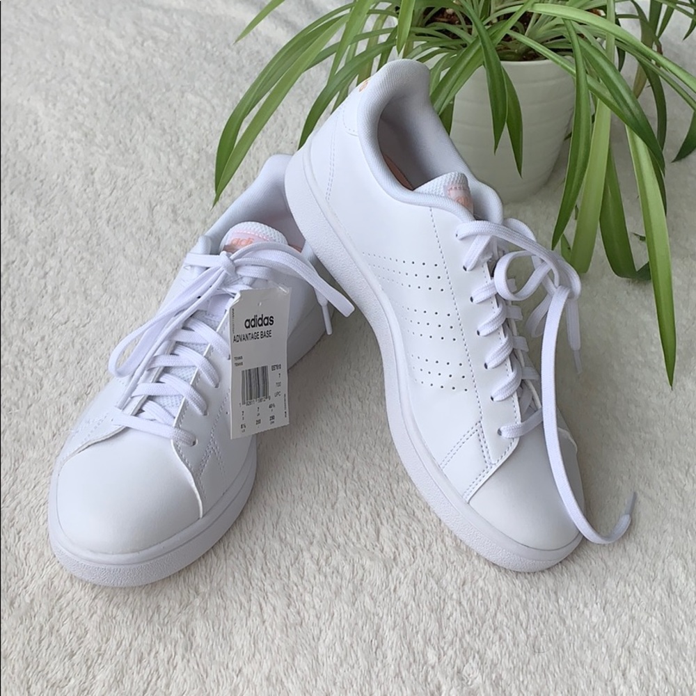 🌸 NEW White Adidas Shoes size 8